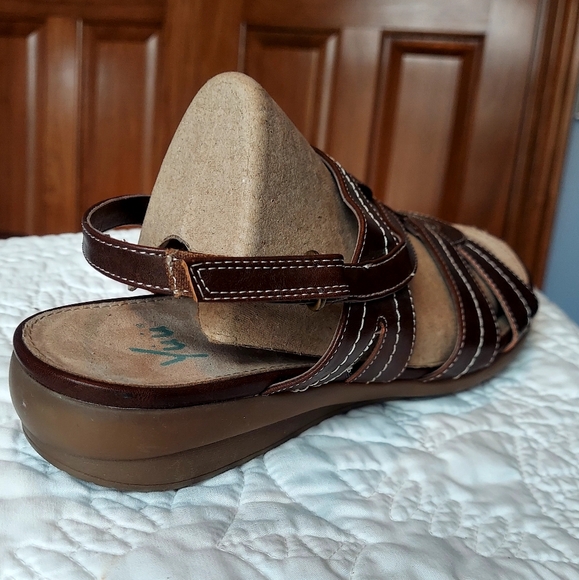 Yuu Slingback Brown 1 1/2" Heel Summer Sandals, Size 11W Like New - Picture 3 of 7